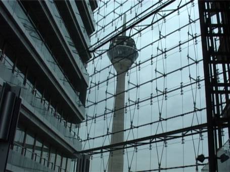 Düsseldorf : Stadttor ( innen ), mit Blick auf den Rheinturm